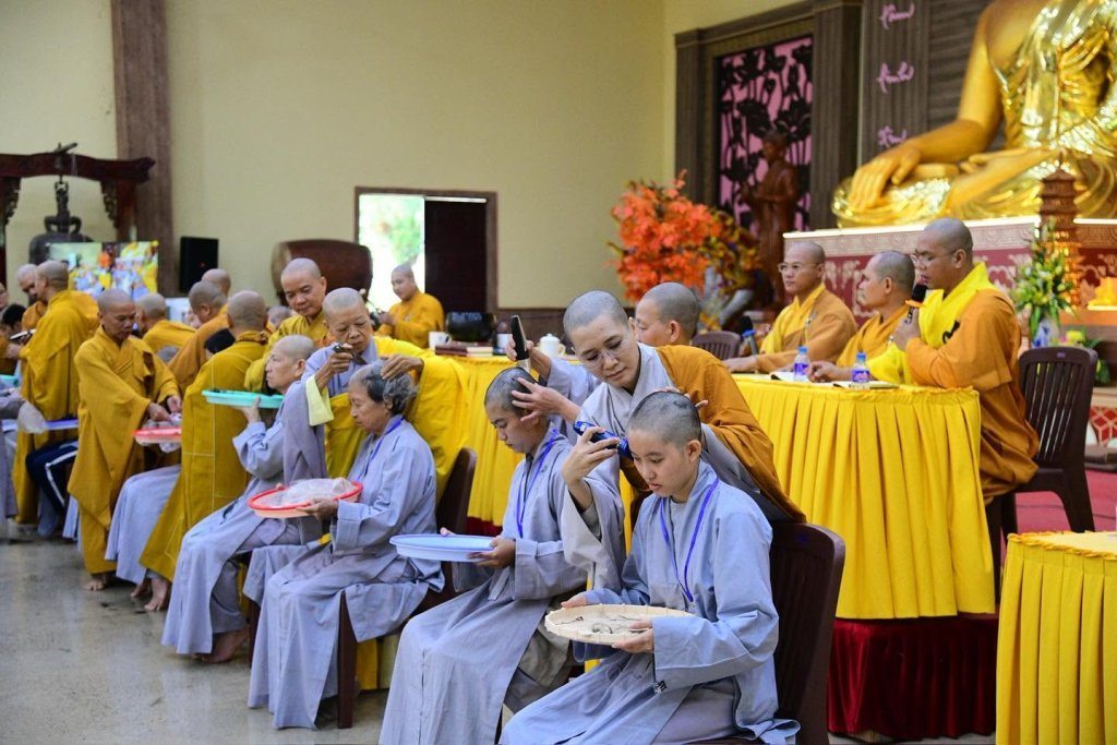KHAI MẠC KHÓA TU “PHƯƠNG TRỜI THONG DONG” LẦN 10: GIEO DUYÊN XUẤT GIA, CÙNG TĂNG ĐOÀN AN CƯ TU HỌC
