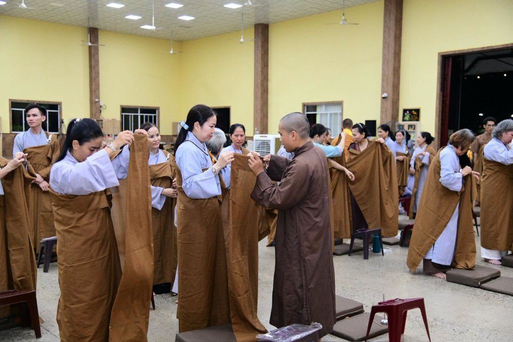 GẦN 100 HÀNH GIẢ “PHƯƠNG TRỜI THONG DONG” LẦN 10 NHẬP CHÚNG, LÀM QUEN NẾP SỐNG TU HỌC TẠI TRƯỜNG HẠ CHÙA GIÁC NGỘ - ĐẤT ĐỎ