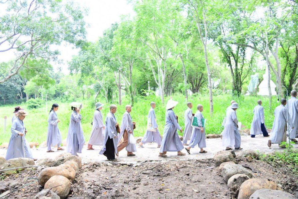 THIỀN HÀNH SAU GIỜ CƠM CHÁNH NIỆM – HÀNH TRÌNH PHƯƠNG TRỜI THONG DONG BẮT ĐẦU