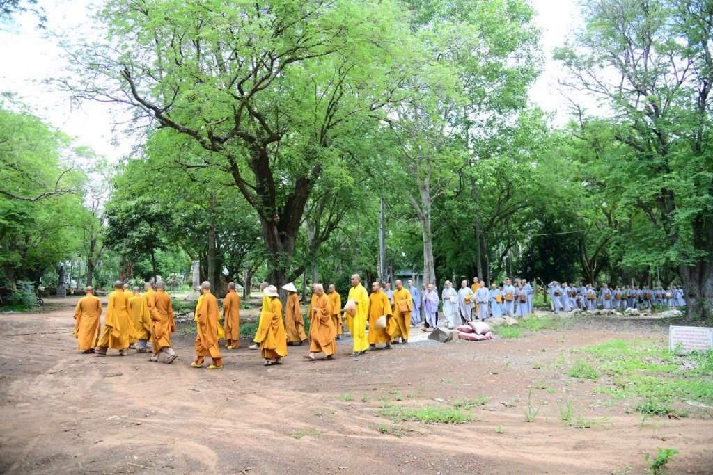 THIỀN HÀNH SAU GIỜ CƠM CHÁNH NIỆM – HÀNH TRÌNH PHƯƠNG TRỜI THONG DONG BẮT ĐẦU