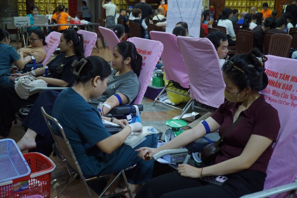 LAN TỎA HẠNH NGUYỆN BỒ-TÁT: HƠN 200 TÌNH NGUYỆN VIÊN THAM GIA HIẾN MÁU NHÂN ĐẠO LẦN THỨ 135 TẠI CHÙA GIÁC NGỘ