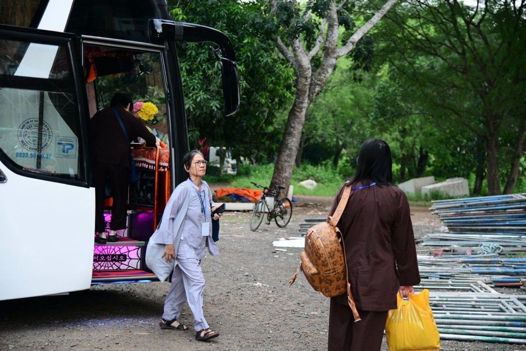 GẦN 100 HÀNH GIẢ “PHƯƠNG TRỜI THONG DONG” LẦN 10 NHẬP CHÚNG, LÀM QUEN NẾP SỐNG TU HỌC TẠI TRƯỜNG HẠ CHÙA GIÁC NGỘ - ĐẤT ĐỎ