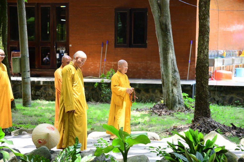 THIỀN HÀNH SAU GIỜ CƠM CHÁNH NIỆM – HÀNH TRÌNH PHƯƠNG TRỜI THONG DONG BẮT ĐẦU