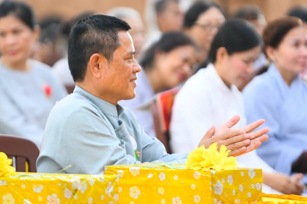 Đạo tràng Đạo Phật Ngày Nay và Phật tử gần xa dâng cúng pháp y, tứ sự đến hành giả an cư tại chùa Giác Ngộ – Đất Đỏ