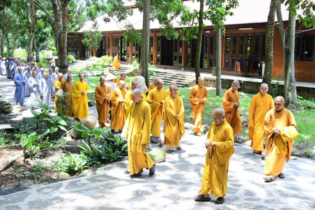 THIỀN HÀNH SAU GIỜ CƠM CHÁNH NIỆM – HÀNH TRÌNH PHƯƠNG TRỜI THONG DONG BẮT ĐẦU