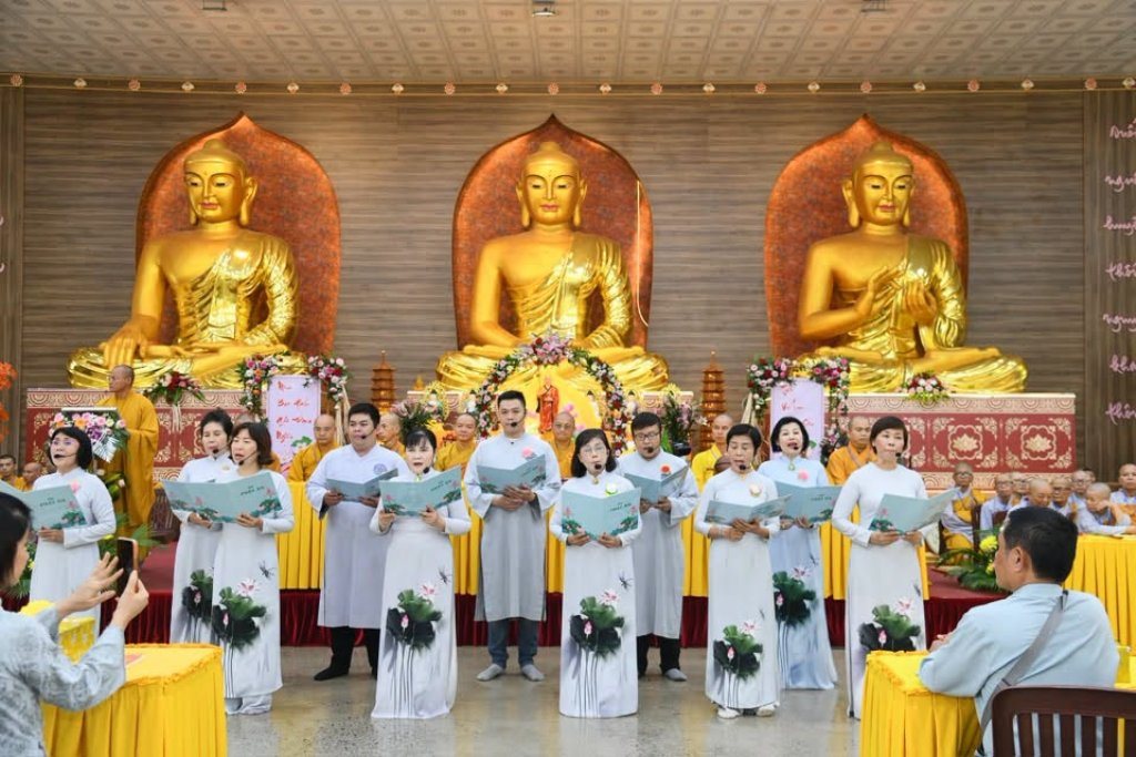 Đạo tràng Đạo Phật Ngày Nay và Phật tử gần xa dâng cúng pháp y, tứ sự đến hành giả an cư tại chùa Giác Ngộ – Đất Đỏ