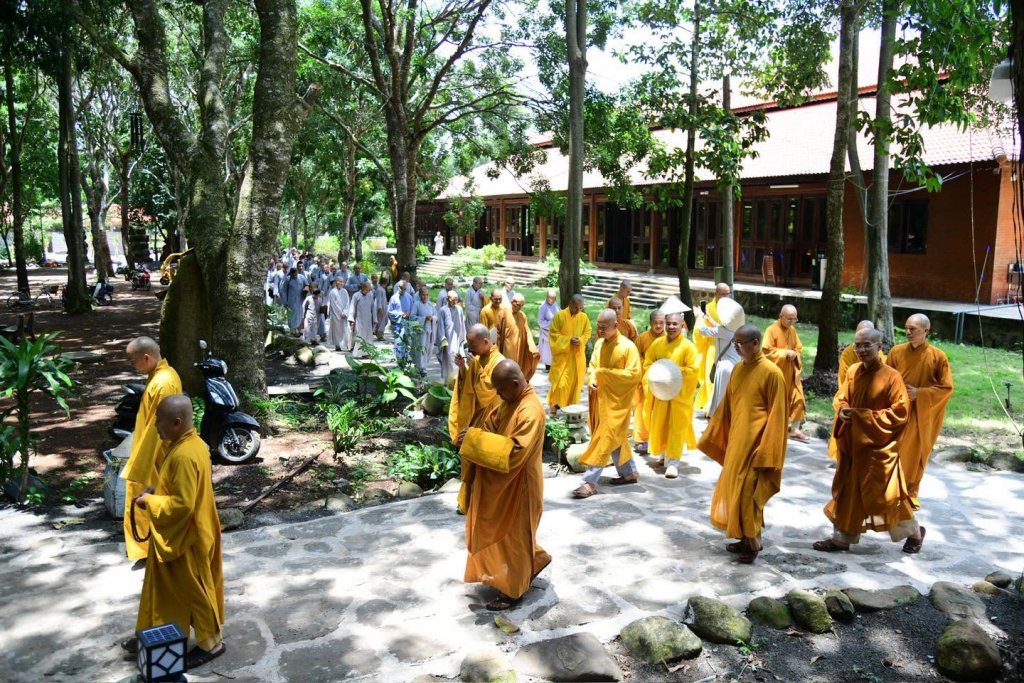 THIỀN HÀNH SAU GIỜ CƠM CHÁNH NIỆM – HÀNH TRÌNH PHƯƠNG TRỜI THONG DONG BẮT ĐẦU