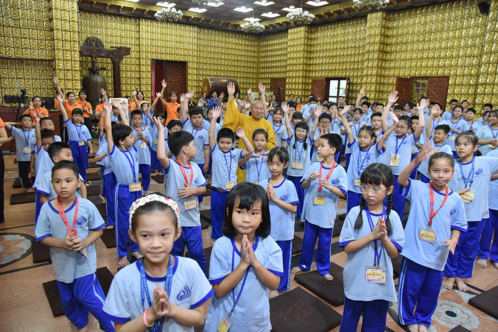 BÚP SEN TỪ BI VÀ BÀI HỌC ĐẦU NĂM HỌC MỚI: GIỎI HƠN MÌNH CỦA NGÀY HÔM QUA