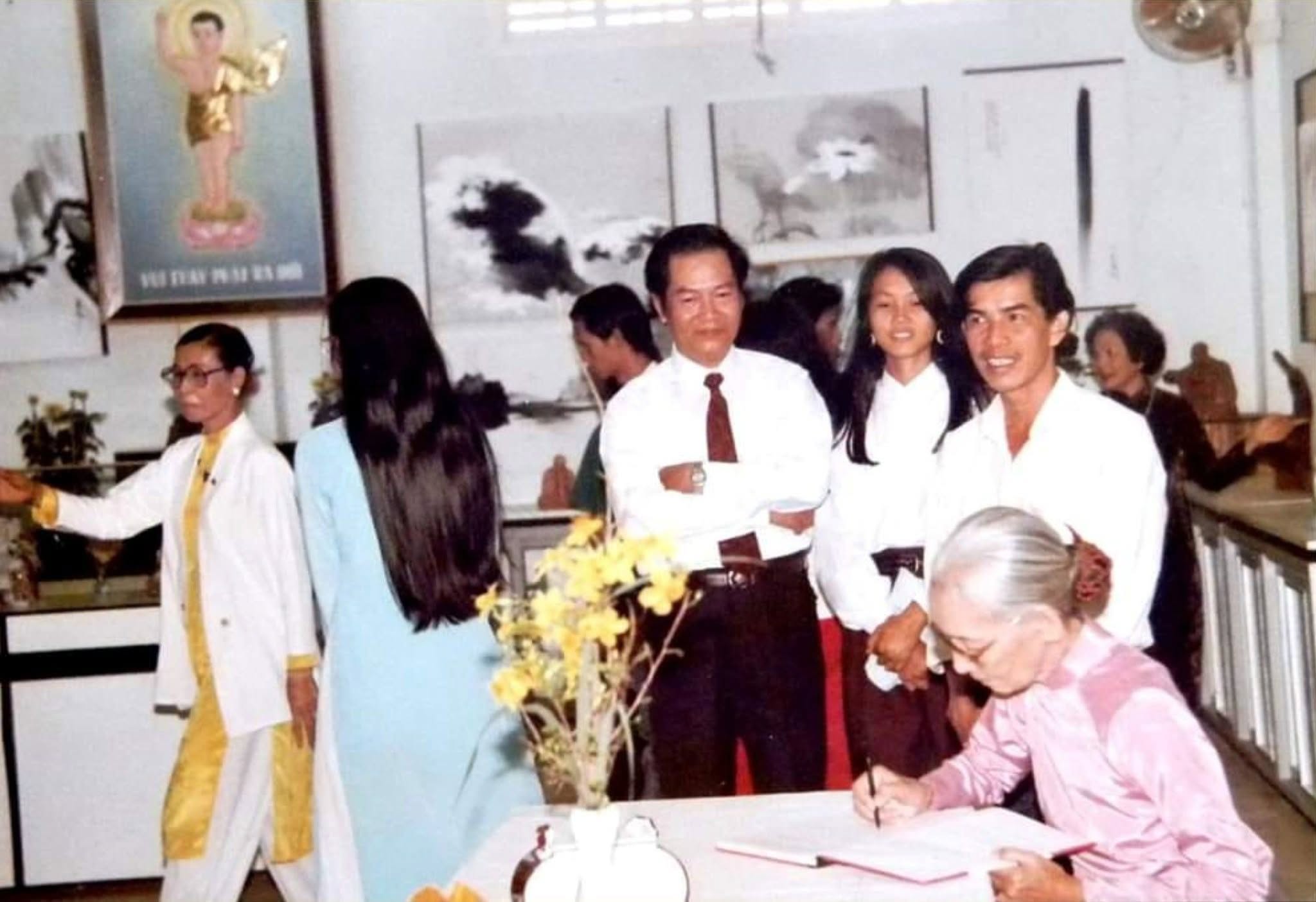 Tiễn Biệt Họa Sĩ Phượng Hồng