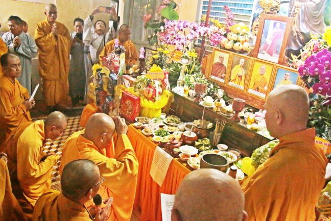 Cúng Dường Tam Bảo