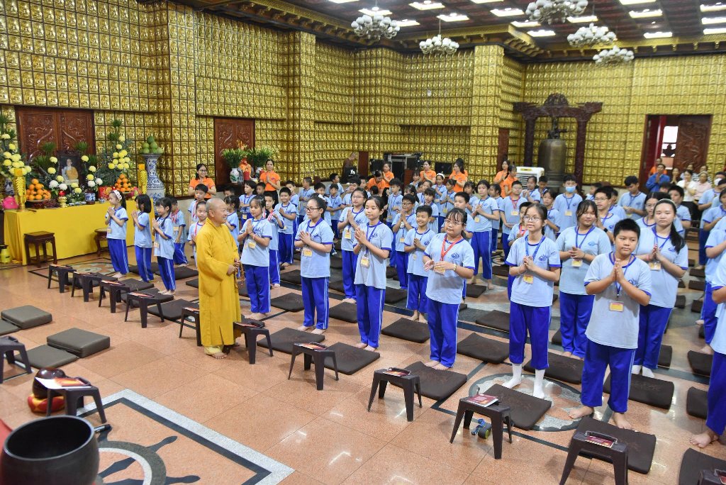 BÚP SEN TỪ BI VÀ BÀI HỌC ĐẦU NĂM HỌC MỚI: GIỎI HƠN MÌNH CỦA NGÀY HÔM QUA