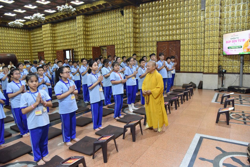 BÚP SEN TỪ BI VÀ BÀI HỌC ĐẦU NĂM HỌC MỚI: GIỎI HƠN MÌNH CỦA NGÀY HÔM QUA