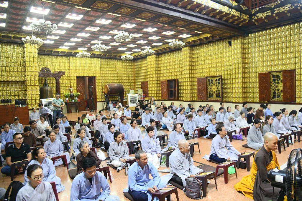 HƠN 200 PHẬT TỬ THAM DỰ LỄ SÁM HỐI TẠI CHÙA GIÁC NGỘ: LỜI NHẮC NHỞ VỀ SỨC KHỎE TINH THẦN TỪ THẦY NHẬT TỪ