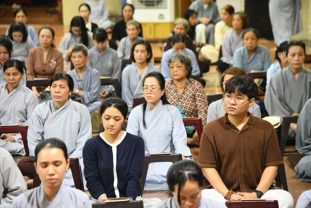HƠN 200 PHẬT TỬ THAM DỰ LỄ SÁM HỐI TẠI CHÙA GIÁC NGỘ: LỜI NHẮC NHỞ VỀ SỨC KHỎE TINH THẦN TỪ THẦY NHẬT TỪ