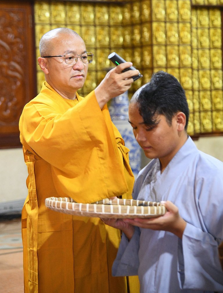 CHÙA GIÁC NGỘ TRANG NGHIÊM TỔ CHỨC LỄ THẾ PHÁT XUẤT GIA CHO 2 THIỆN NAM