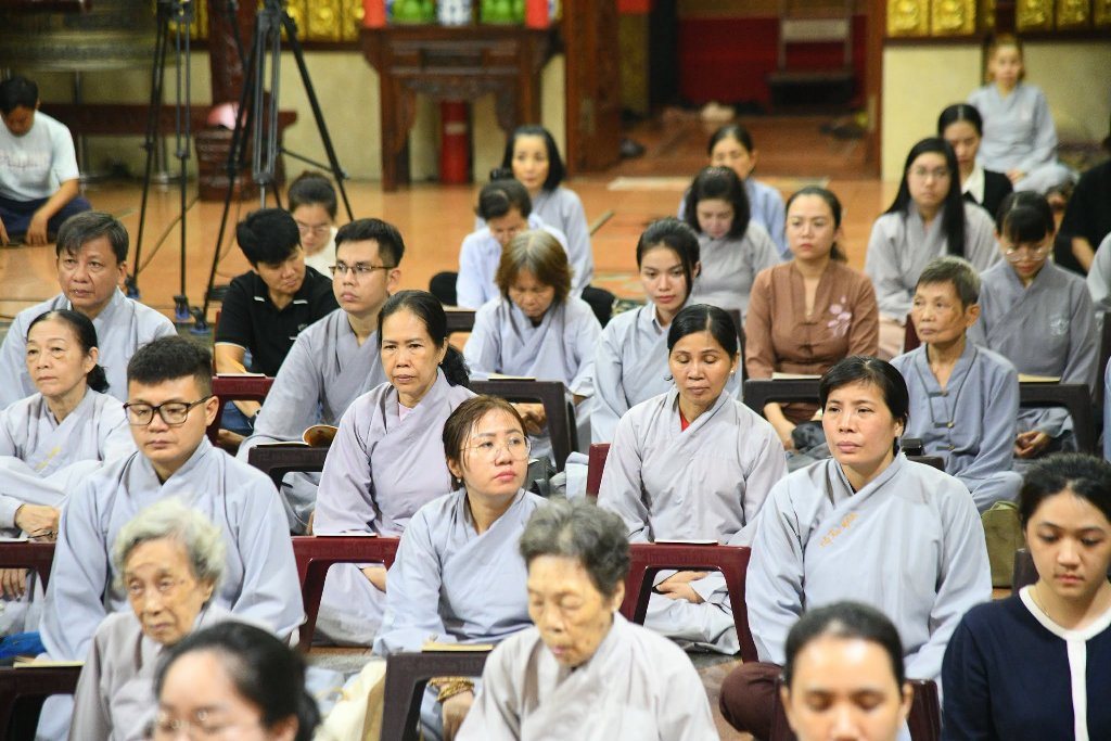 HƠN 200 PHẬT TỬ THAM DỰ LỄ SÁM HỐI TẠI CHÙA GIÁC NGỘ: LỜI NHẮC NHỞ VỀ SỨC KHỎE TINH THẦN TỪ THẦY NHẬT TỪ