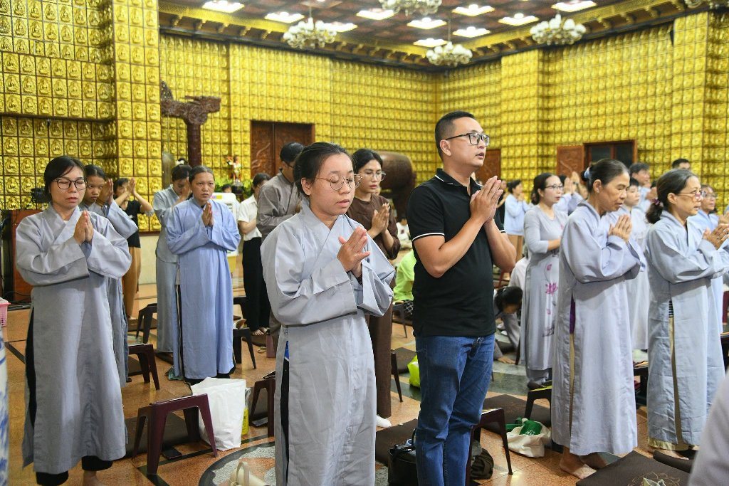 HƠN 200 PHẬT TỬ THAM DỰ LỄ SÁM HỐI TẠI CHÙA GIÁC NGỘ: LỜI NHẮC NHỞ VỀ SỨC KHỎE TINH THẦN TỪ THẦY NHẬT TỪ