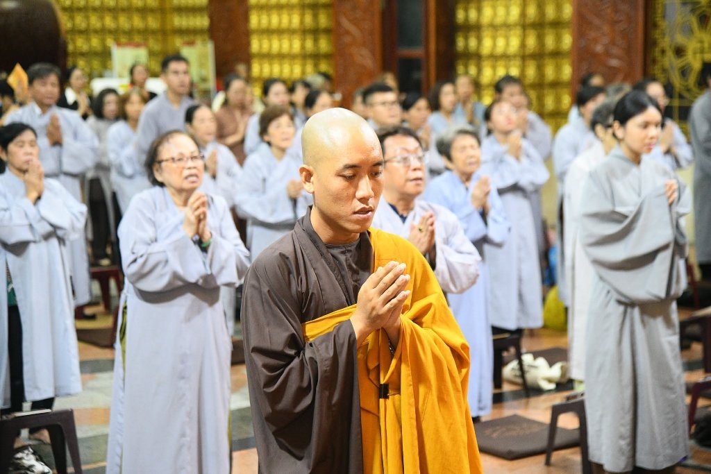 HƠN 200 PHẬT TỬ THAM DỰ LỄ SÁM HỐI TẠI CHÙA GIÁC NGỘ: LỜI NHẮC NHỞ VỀ SỨC KHỎE TINH THẦN TỪ THẦY NHẬT TỪ