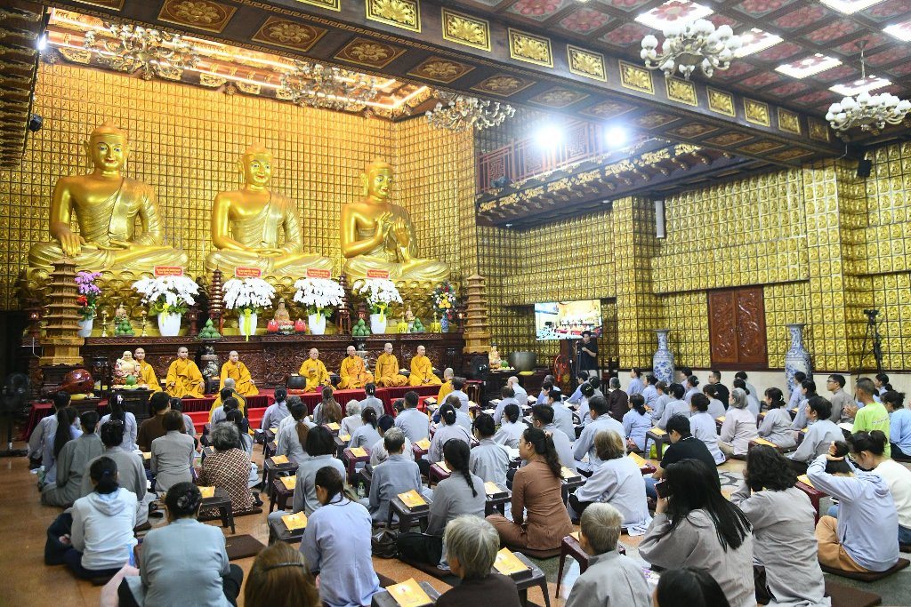 HƠN 200 PHẬT TỬ THAM DỰ LỄ SÁM HỐI TẠI CHÙA GIÁC NGỘ: LỜI NHẮC NHỞ VỀ SỨC KHỎE TINH THẦN TỪ THẦY NHẬT TỪ