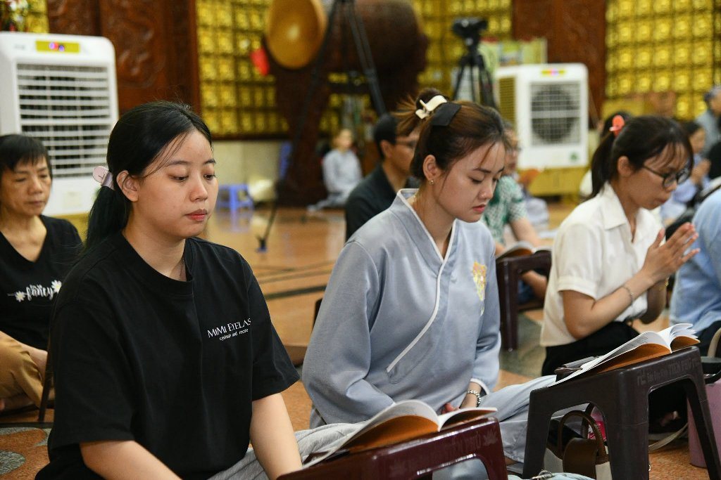 HƠN 200 PHẬT TỬ THAM DỰ LỄ SÁM HỐI TẠI CHÙA GIÁC NGỘ: LỜI NHẮC NHỞ VỀ SỨC KHỎE TINH THẦN TỪ THẦY NHẬT TỪ