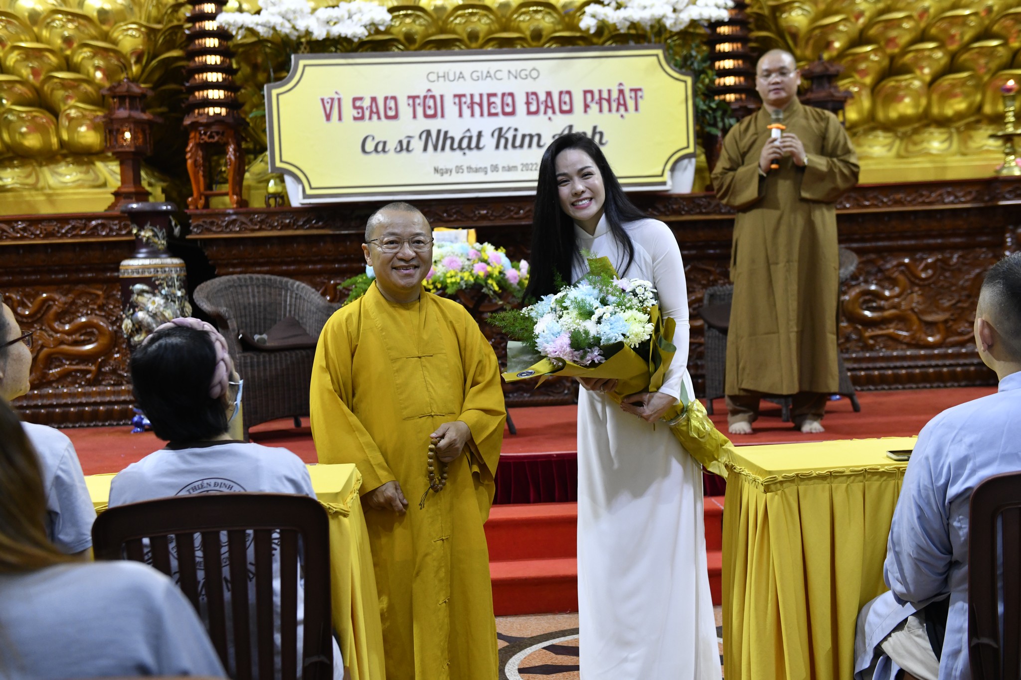 Ca sĩ Nhật Kim Anh khuyến khích hơn 800 bạn trẻ hãy siêng năng làm điều thiện để cuộc sống tốt đẹp hơn
