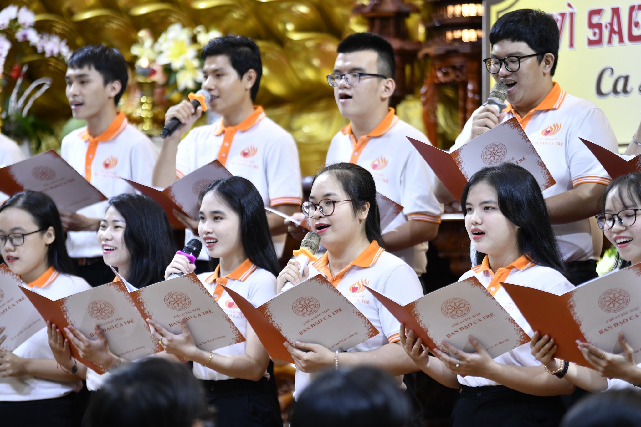 Ca sĩ Nhật Kim Anh khuyến khích hơn 800 bạn trẻ hãy siêng năng làm điều thiện để cuộc sống tốt đẹp hơn