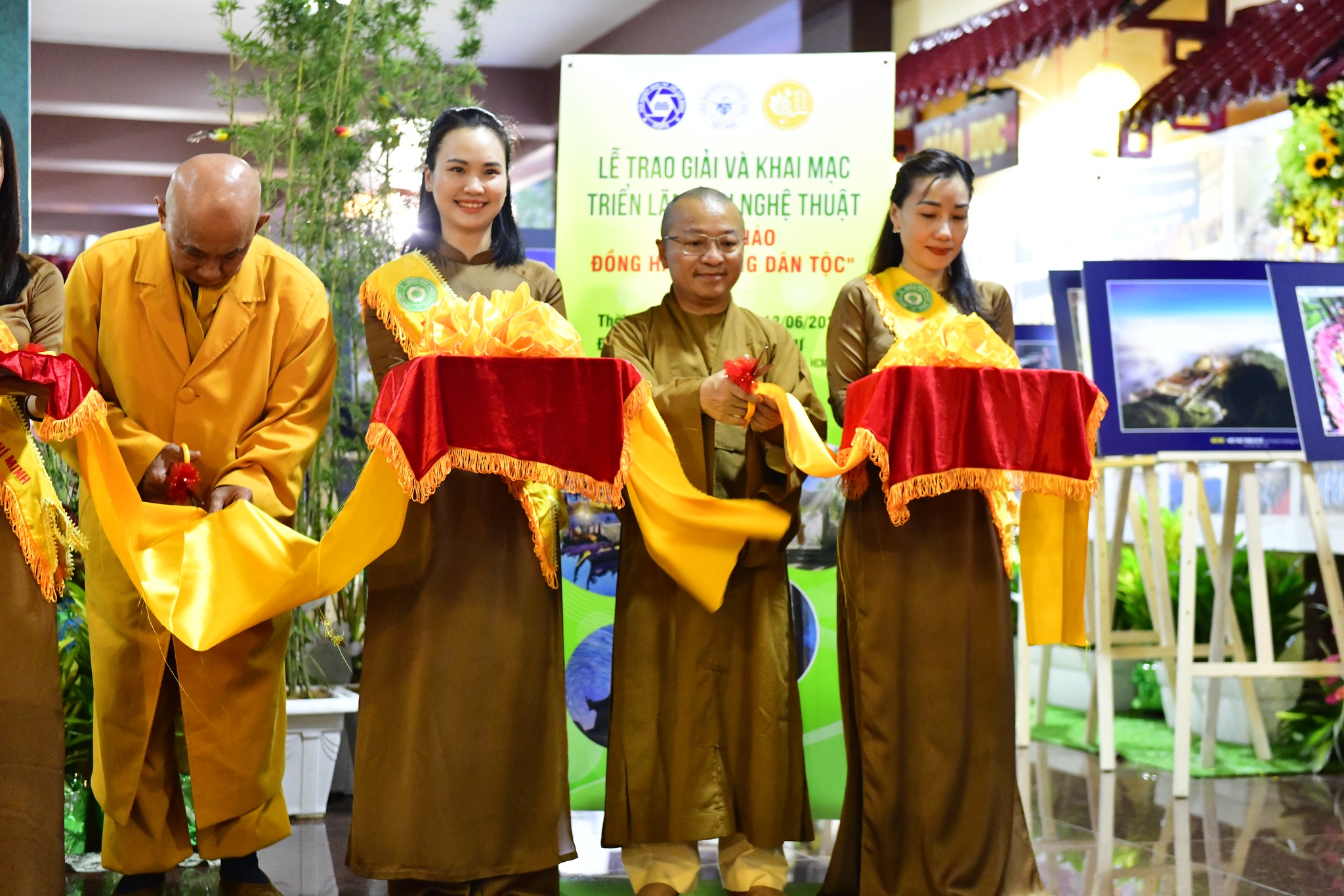 Lễ trao giải và Khai mạc Triển lãm ảnh nghệ thuật &quot;Phật giáo đồng hành cùng dân tộc&quot;