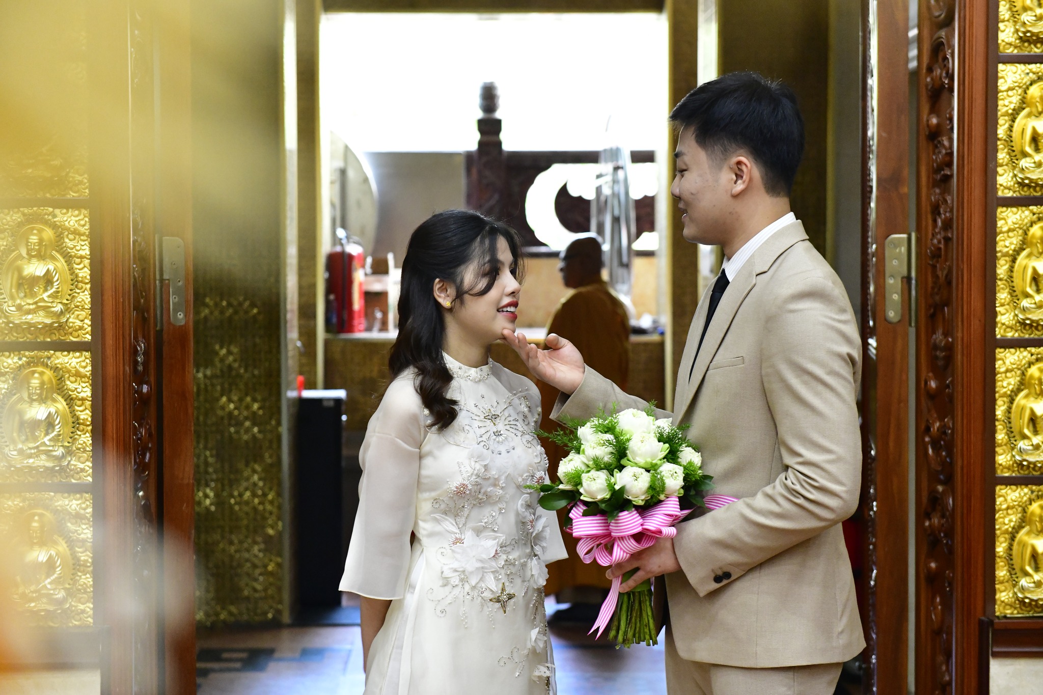 Vợ chồng xem nhau như đóa hoa, hôn nhân hạnh phúc mãi đến già