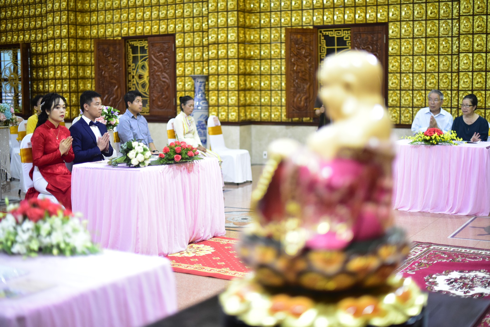 Hạnh phúc lâu dài từ hôn lễ trước Phật đài