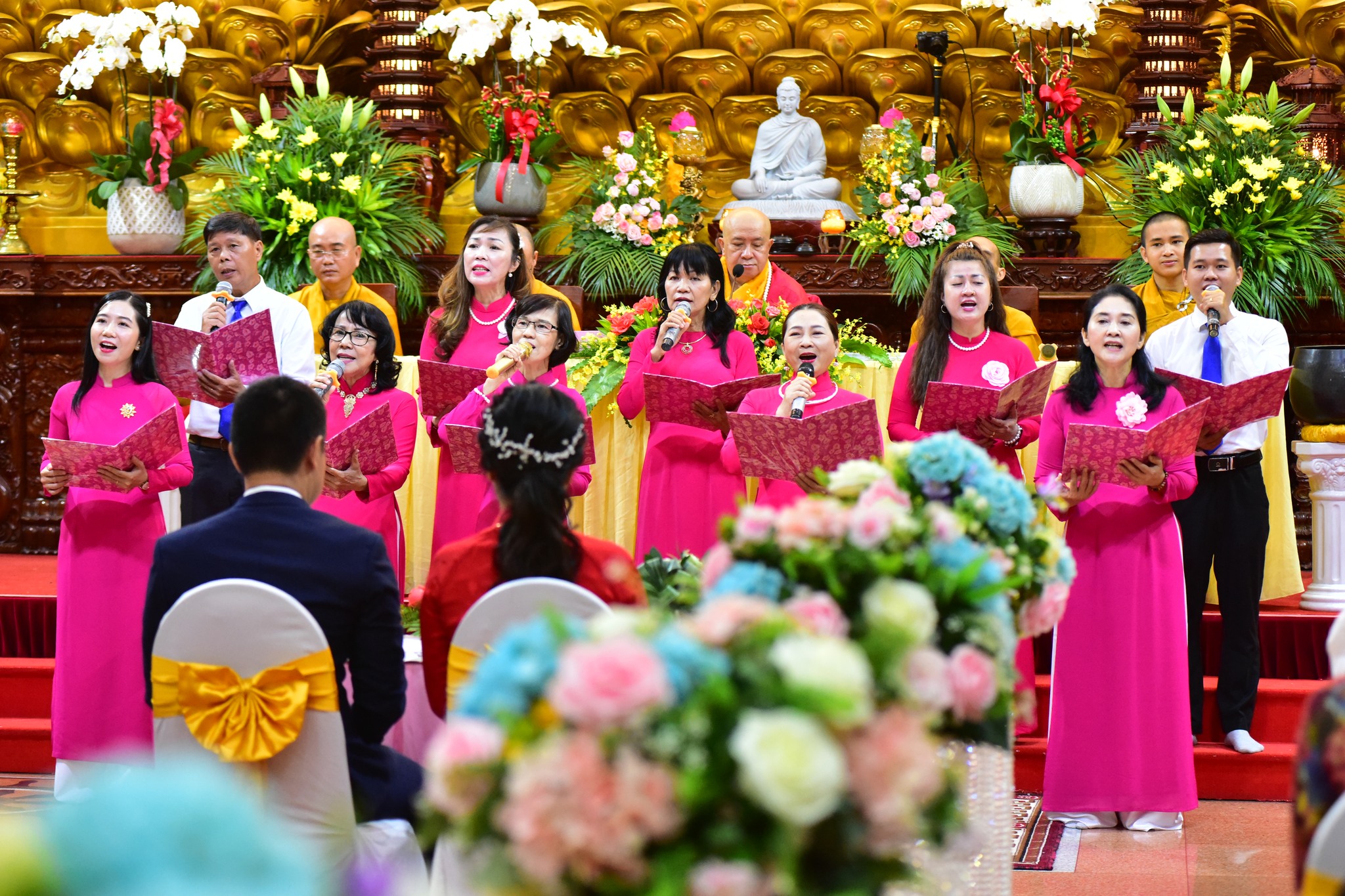 Hạnh phúc lâu dài từ hôn lễ trước Phật đài