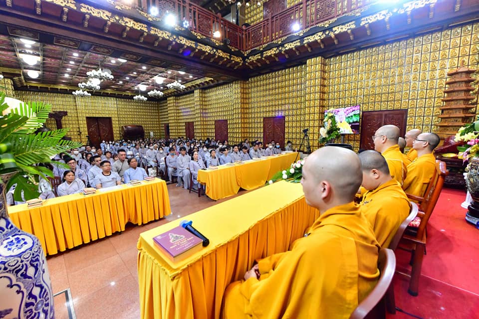 Nên thờ Phật và tu học Phật làm sao cho đúng pháp?