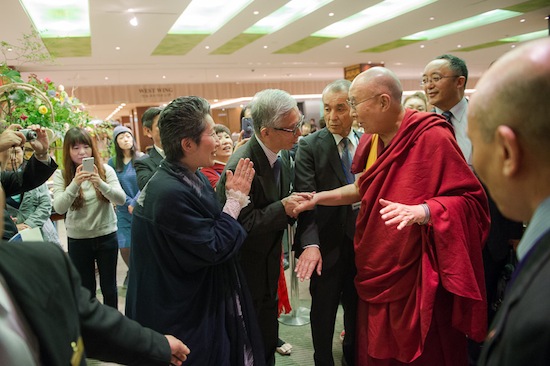 Đài truyền hình Nhật Bản NHK TV phỏng vấn đức Đạt Lai Lạt Ma tại Osaka