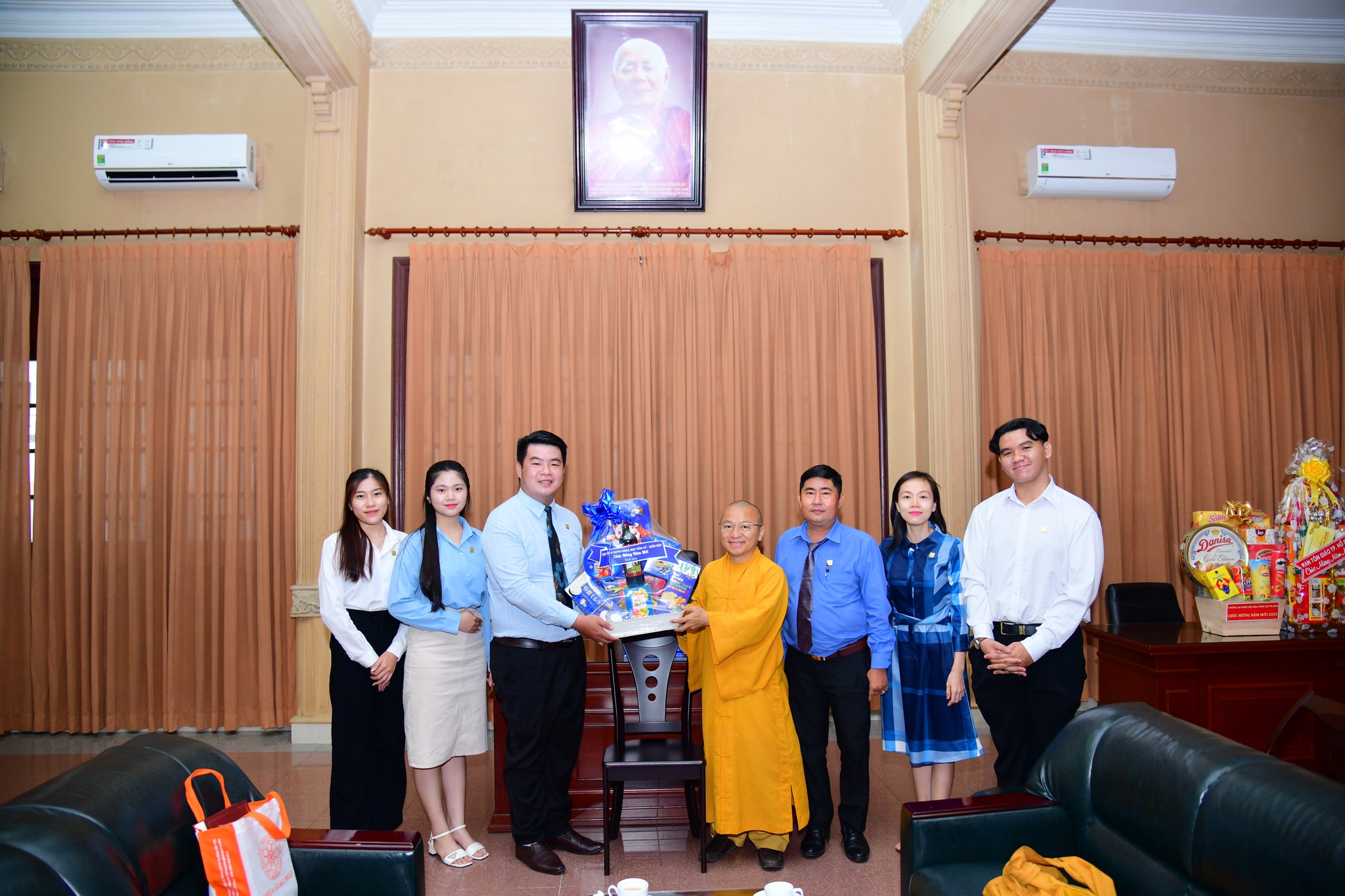 Viện ứng dụng khoa học tâm lý - giáo dục thăm thiền viện Vạn Hạnh
