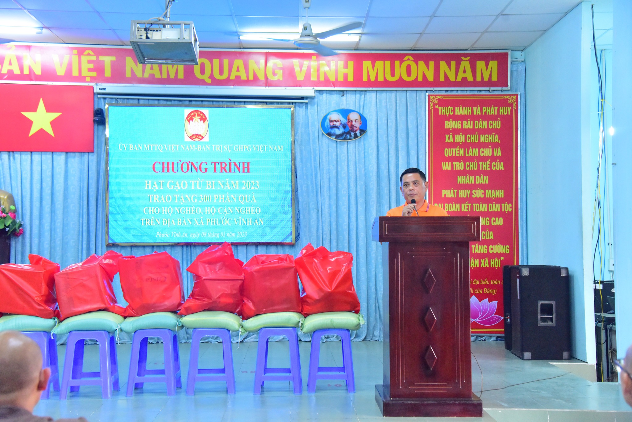 Quỹ Đạo Phật Ngày Nay trao 300 phần quà cho các hộ khó khăn tại xã Phước Vĩnh An huyện Củ Chi