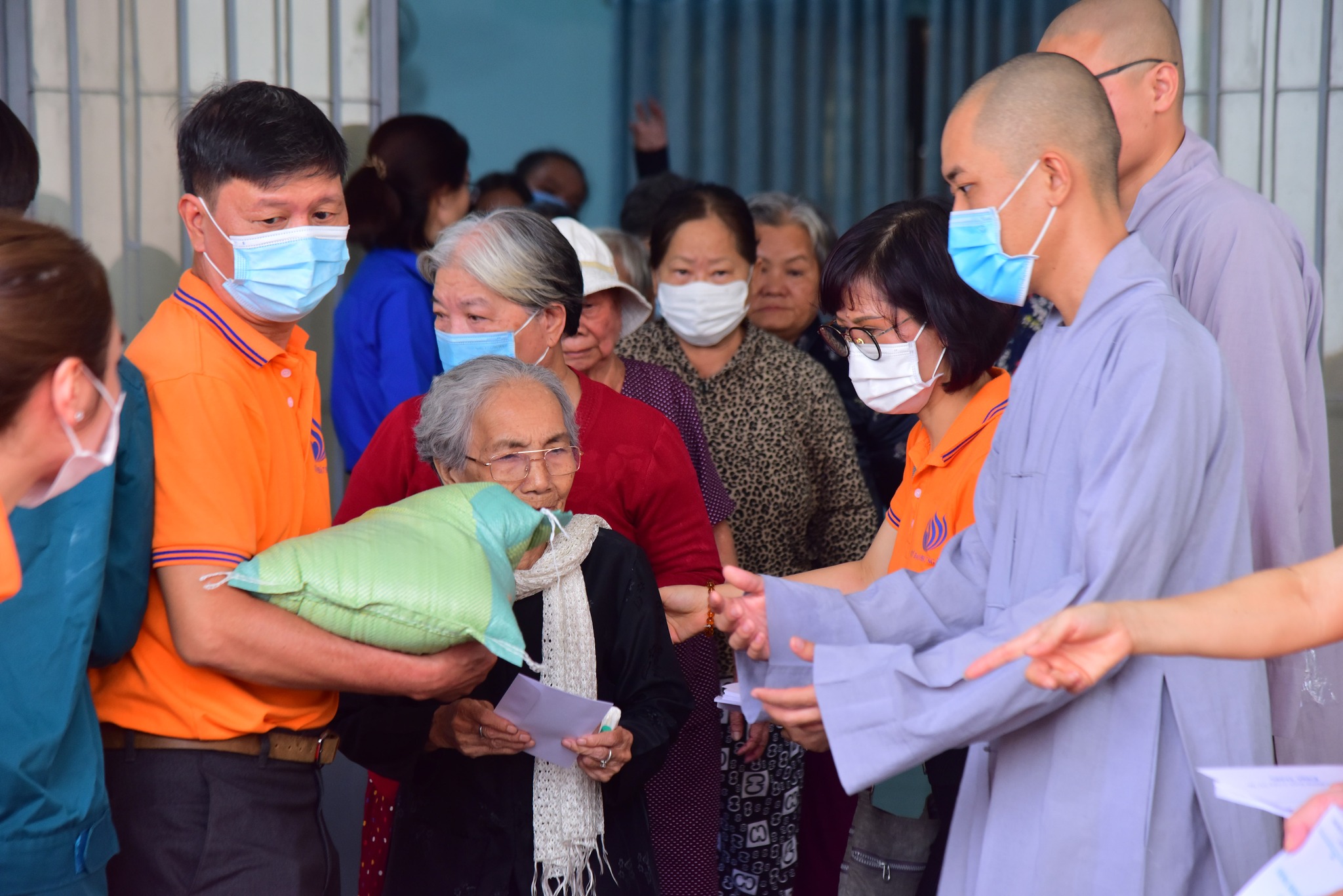 Quỹ Đạo Phật Ngày Nay trao 300 phần quà cho các hộ khó khăn tại xã Phước Vĩnh An huyện Củ Chi