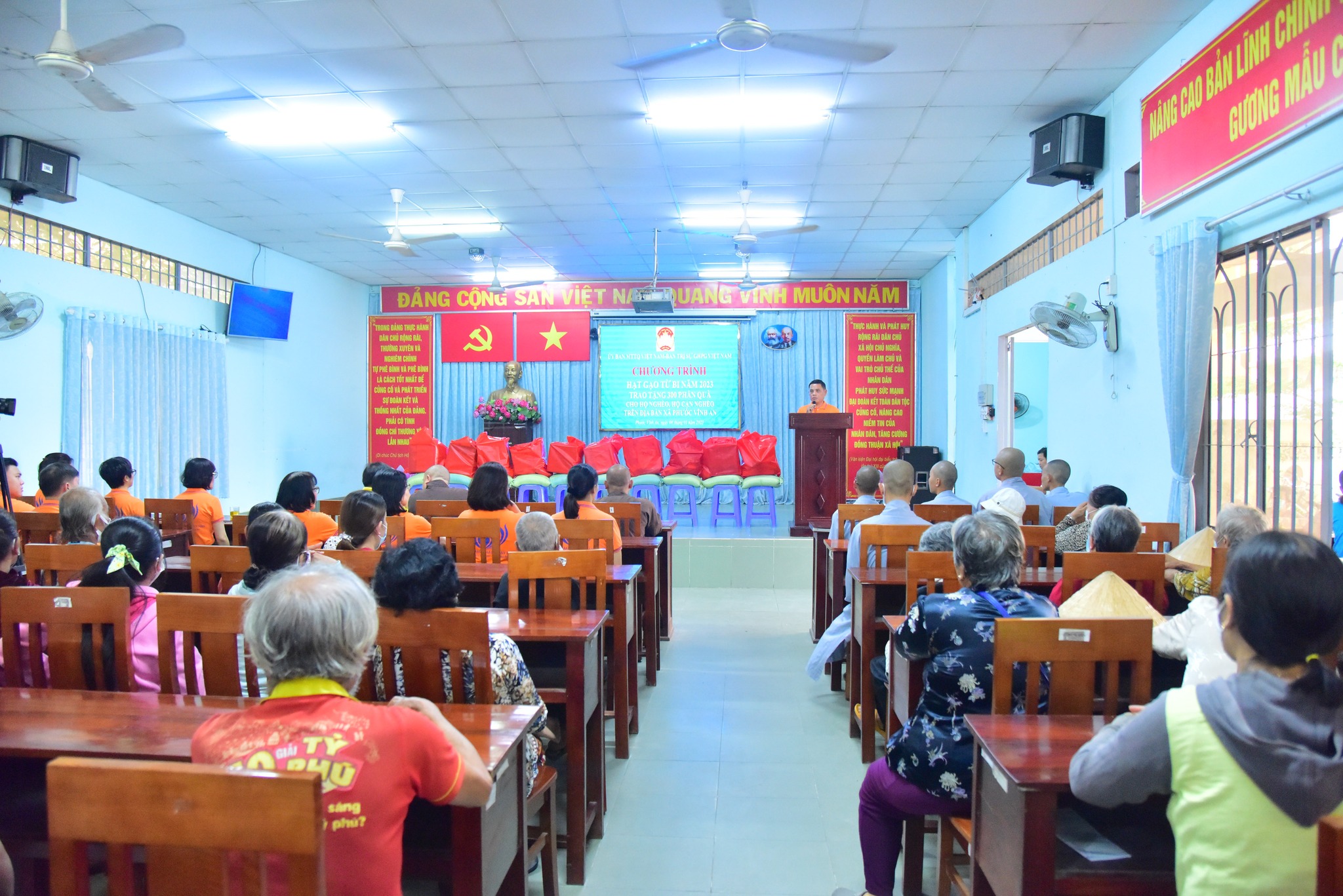 Quỹ Đạo Phật Ngày Nay trao 300 phần quà cho các hộ khó khăn tại xã Phước Vĩnh An huyện Củ Chi