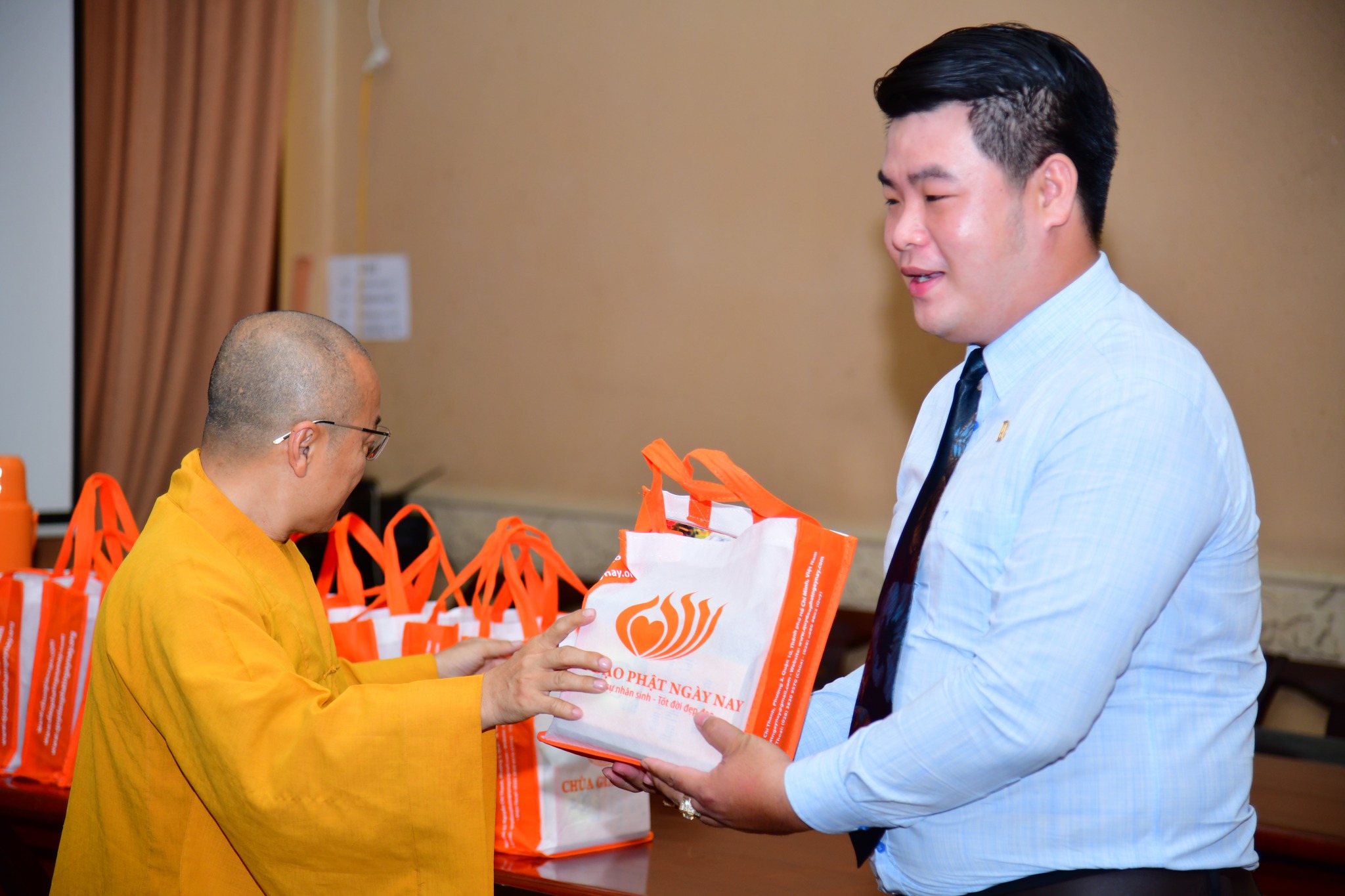 Viện ứng dụng khoa học tâm lý - giáo dục thăm thiền viện Vạn Hạnh
