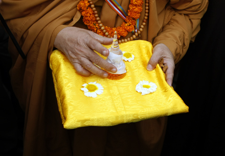 Phật tử “vây kín” sân bay đón xá lợi Phật từ Ấn Độ