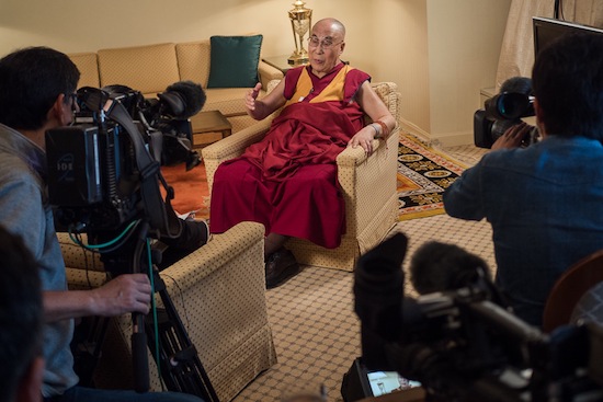 Đài truyền hình Nhật Bản NHK TV phỏng vấn đức Đạt Lai Lạt Ma tại Osaka