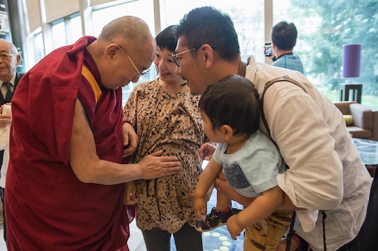 Đài truyền hình Nhật Bản NHK TV phỏng vấn đức Đạt Lai Lạt Ma tại Osaka