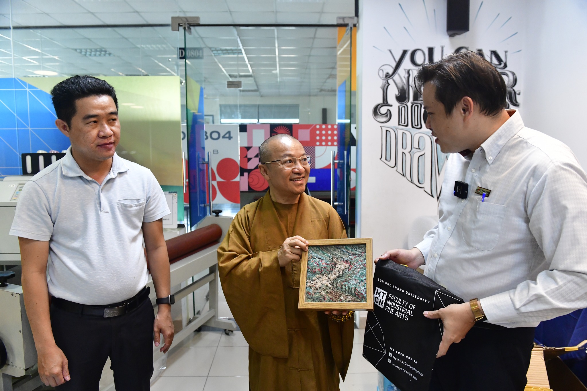 Chư Tôn đức trong Hội đồng Điều hành Học viện PGVN tại Tp. HCM đến tham quan Thư viện ĐH Tôn Đức Thắng