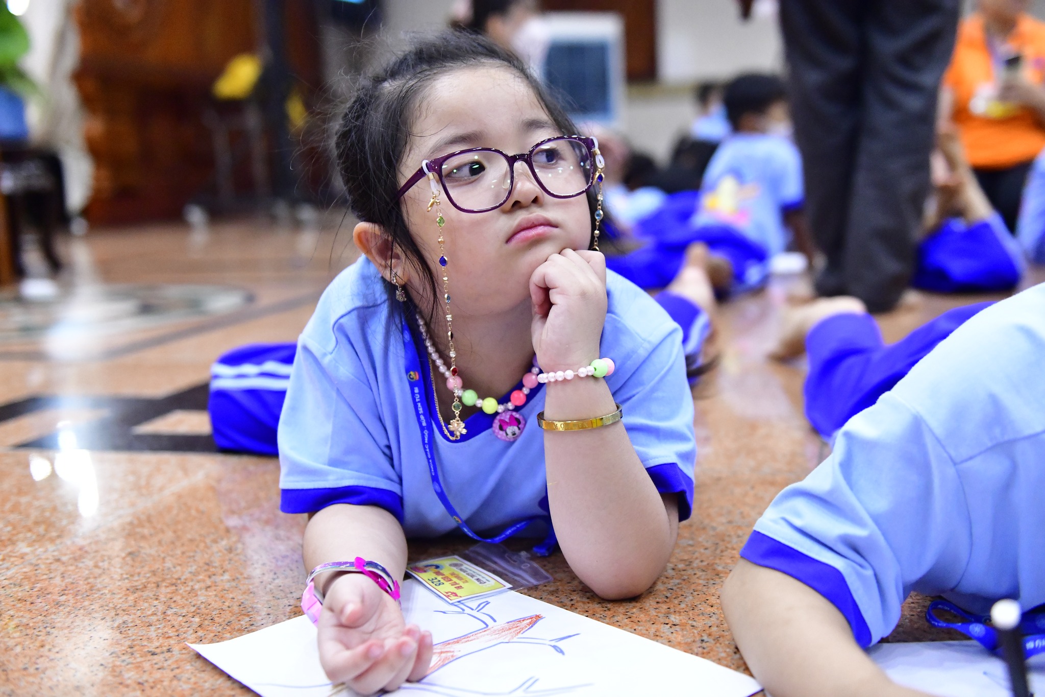 Cô Trần Gia Bảo, Phó Tổng biên tập báo Mực Tím đến thăm hơn 500 em thiếu nhi trong Khóa tu Búp Sen Từ Bi