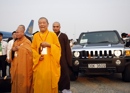 Phật tử “vây kín” sân bay đón xá lợi Phật từ Ấn Độ