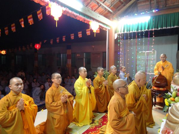 Tiền Giang: Đại lễ hoa đăng mừng vía Phật A Di Đà tại chùa Kim Linh I