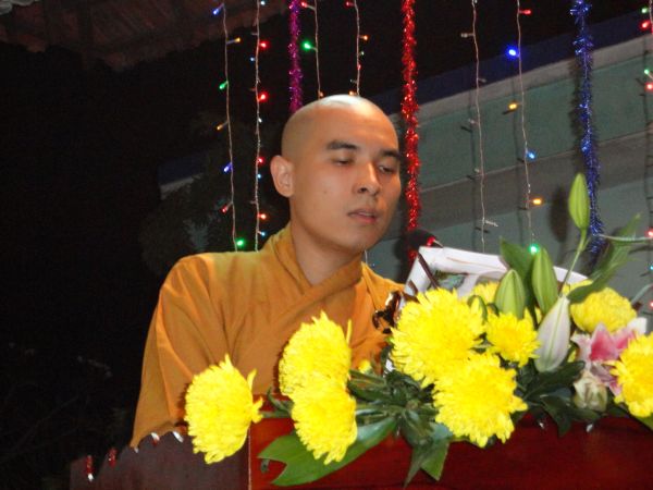 Tiền Giang: Đại lễ hoa đăng mừng vía Phật A Di Đà tại chùa Kim Linh I