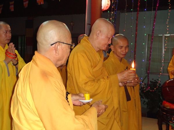 Tiền Giang: Đại lễ hoa đăng mừng vía Phật A Di Đà tại chùa Kim Linh I