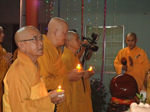 Tiền Giang: Đại lễ hoa đăng mừng vía Phật A Di Đà tại chùa Kim Linh I