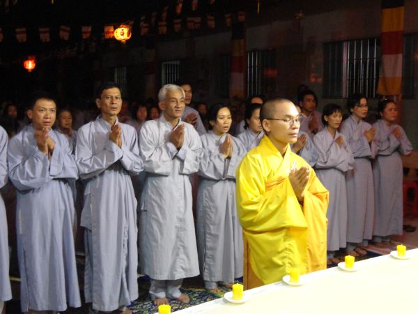 Tiền Giang: Đại lễ hoa đăng mừng vía Phật A Di Đà tại chùa Kim Linh I