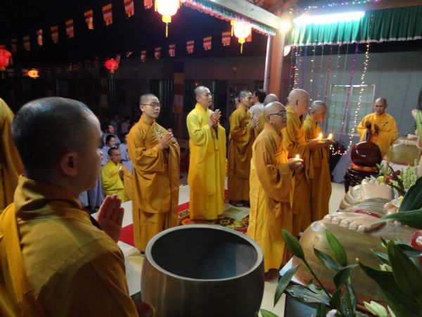 Tiền Giang: Đại lễ hoa đăng mừng vía Phật A Di Đà tại chùa Kim Linh I