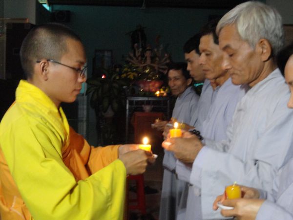 Tiền Giang: Đại lễ hoa đăng mừng vía Phật A Di Đà tại chùa Kim Linh I